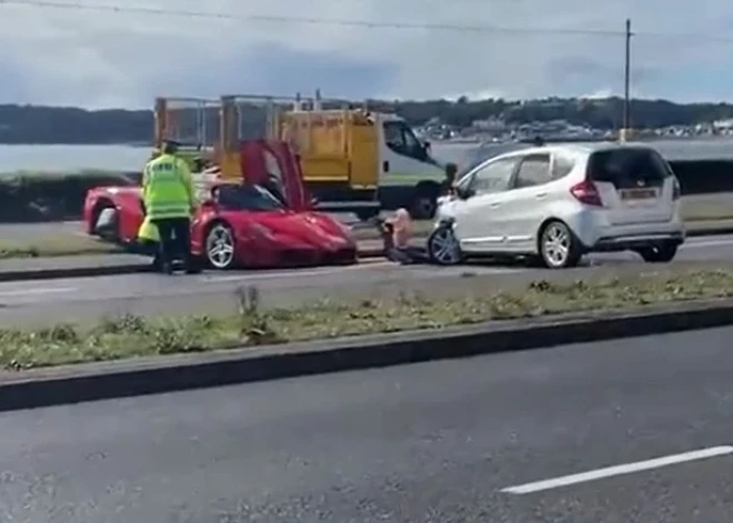 Работник автосалона разбил эксклюзивный суперкар Ferrari Enzo за 3 млн долларов