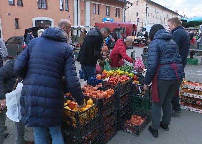 "Раньше людей было больше": есть ли будущее у ночного рынка в Риге?