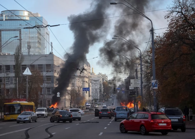 Cars burn after Russian military strike, as Russia's invasion of Ùkraine continues, in central Kyiv, Ukraine October 10, 2022. REUTERS/Gleb Garanich