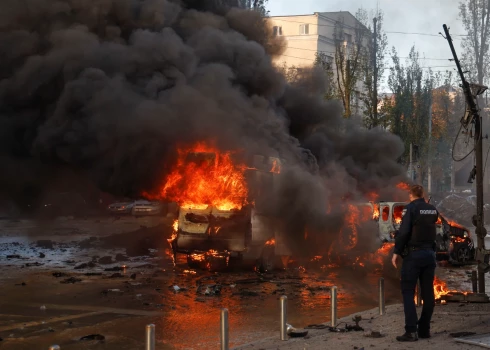 Turpinoties Krievijas uzbrukumam Kijivā, Ukrainā, 2022. gada 10. oktobrī, pēc Krievijas raķešu triecieniem redzamas degošas automašīnas. REUTERS/Valentins Ogirenko