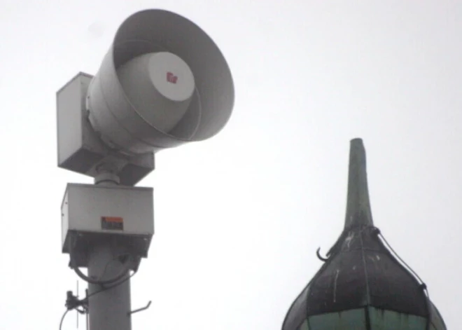 В некоторых местах Риги сегодня могут включиться сирены тревоги