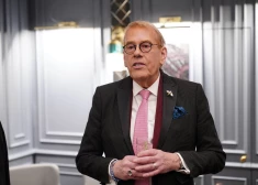 "Tā kā Mārtiņam vienmēr pie uzvalka atloka bija piesprausta bite, tad arī uz pieminekļa būs attēlota bite,” atklāj viņa brālis Jānis.