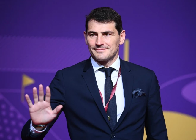 Leģendārais spāņu futbolists Kasiljass atklāj, ka ir gejs, bet ātri vien to noliedz