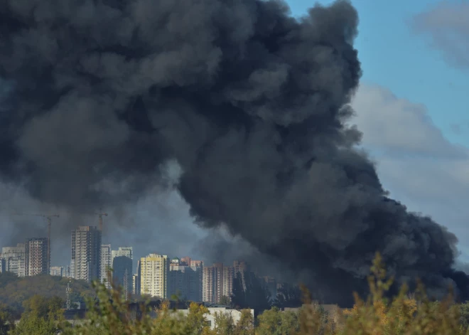 Krievu raķešu triecienos Ukrainā bojāti 11 infrastruktūras objekti, traucēta elektroapgāde