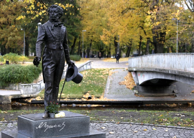 Zem jautājuma zīmes Puškina piemineklis Rīgā: vai likums to ļauj nojaukt jebkurā brīdī?