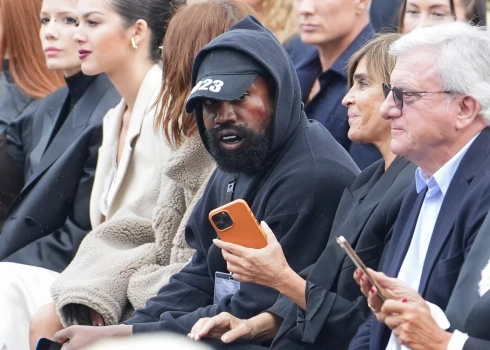 Reperis Kanje Vests "Givenchy" 2023. gada pavasara/vasaras modes skatē Parīzes modes nedēļas ietvaros. 