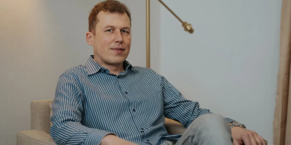 Pašreiz Latvijā pieņem likuma grozījumus, kas ļaus skolai aizliegt bērniem ar uzvedības problēmām apmeklēt skolu, tā vietā piedāvājot "mājmācību".