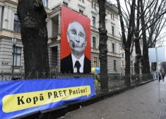 Плакаты в Риге с осуждением военной агрессии России против Украины