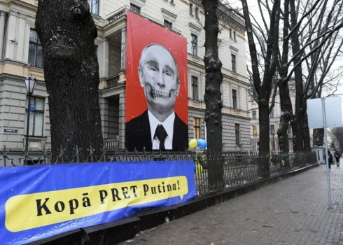 Плакаты в Риге с осуждением военной агрессии России против Украины