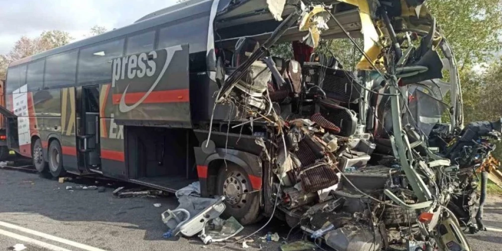 Следовавший в Ригу автобус Lux Express попал в страшную аварию: кабина водителя превратилась в груду металла; есть жертвы