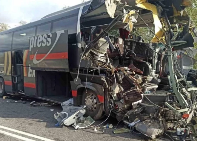 Следовавший в Ригу автобус Lux Express попал в страшную аварию: кабина водителя превратилась в груду металла; есть жертвы