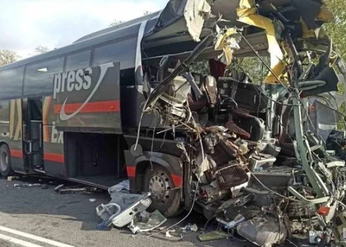 Ceļā no Sanktpēterburgas uz Rīgu smagi avarējis "Lux Express" autobuss; gājis bojā šoferis