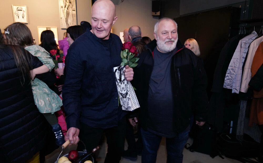 FOTO: ļaudis ierodas uz grafiķa Roberta Koļcova personālizstādes 