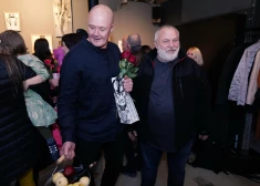 FOTO: ļaudis ierodas uz grafiķa Roberta Koļcova personālizstādes "Zaķa cilpas" atklāšanu