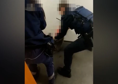 Девушка оказала сопротивление полицейским
