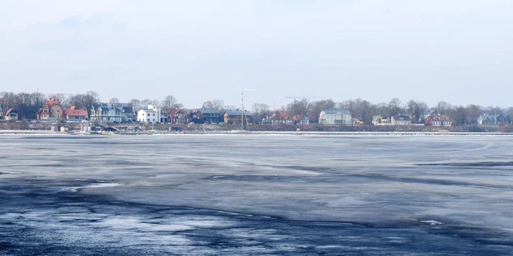 Ar ledu klātā Daugava.