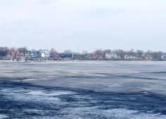 Ar ledu klātā Daugava.