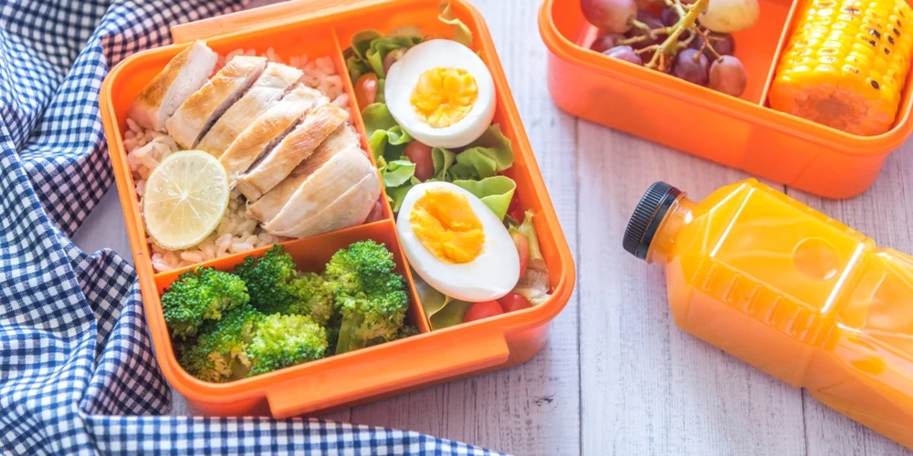 В нынешних условиях не стоит надеяться на школьные столовые. Лучше давать ребенку с собой ланчбокс со вкусной и полезной едой