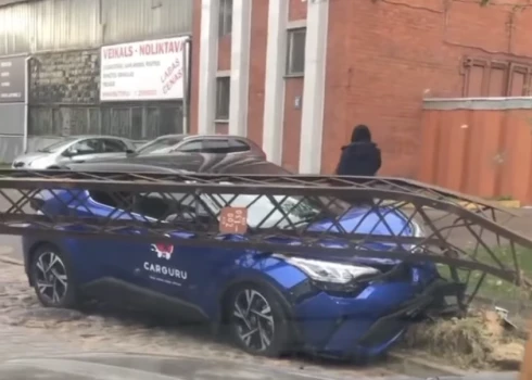 ВИДЕО: в центре Риги на каршеринговую машину упал столб