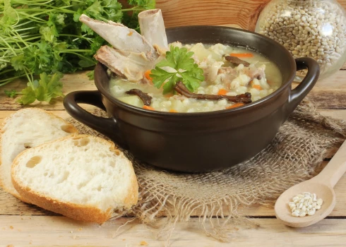 Grūbu zupa ar ribiņām un desiņām