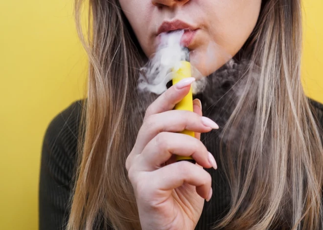 В Латвии родители призывают запретить оборот ароматизированных э-сигарет