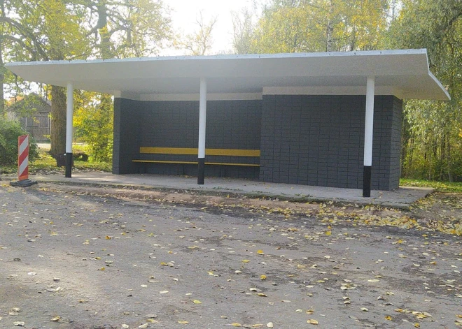 Kārķos vietējie no sagraušanas pasargā unikālu autobusa pieturu