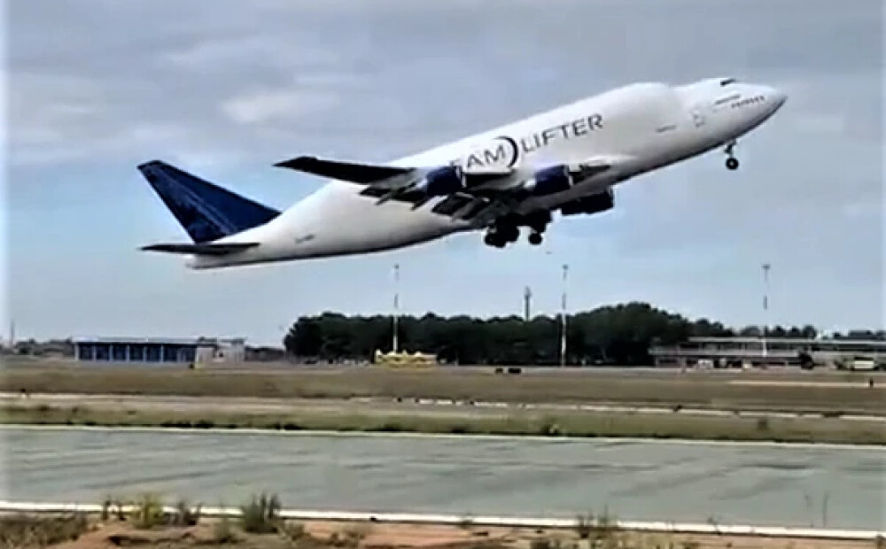 VIDEO: lidmašīnai pacelšanās brīdī nokrīt 100 kilogramu smagais ritenis