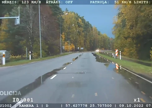 VIDEO: krāšņajā rudens ainavā Valmieras pusē piepeši iešaujas pārsteidzīgs šoferis