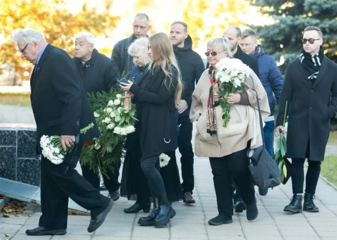 Šodien, 12. oktobrī, Rīgas Krematorijas lielajā zālē notika atvadīšanās no mūžībā aizsauktā operdziedātāja Jāņa Sproģa.