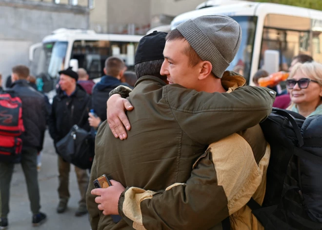 20 krievi jahtās no mobilizācijas meklē glābiņu Dienvidkorejā