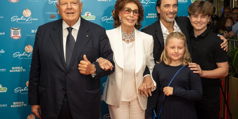 88 gadus vecā kino ikona Sofija Lorēna ar ģimeni apmeklē sava restorāna atklāšanu