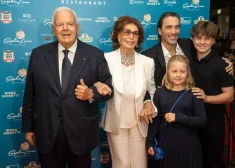 88 gadus vecā kino ikona Sofija Lorēna ar ģimeni apmeklē sava restorāna atklāšanu