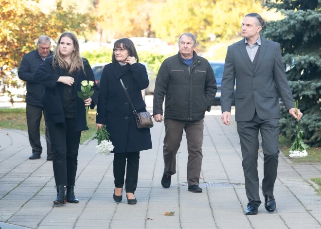 Šodien, 12. oktobrī, Rīgas Krematorijas lielajā zālē notika atvadīšanās no mūžībā aizsauktā operdziedātāja Jāņa Sproģa.