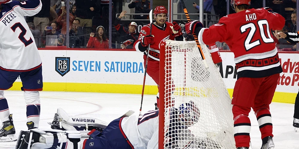 Sets Džārviss (#24) un Sebastians Aho (#20) priecājas par gūtajiem vārtiem.