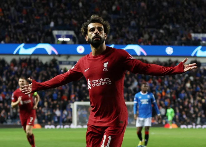 Salāhs gūst ātrāko "hat-trick" Čempionu līgas vēsturē, Levandovskis glābj "Barcelona"