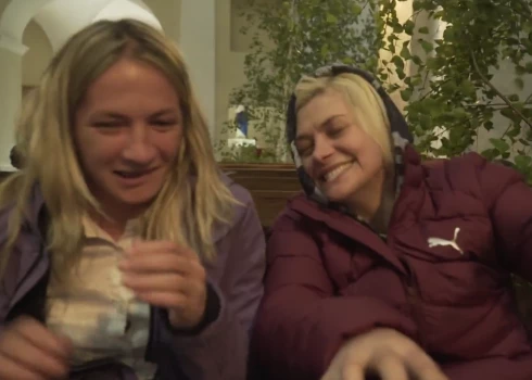 VIDEO: "Ērkšķu šova" dāmām dievkalpojuma laikā uznāk nekontrolējama smieklu lēkme