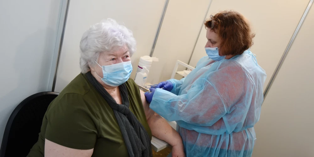Ar īsziņu starpniecību aicinās seniorus vakcinēties pret Covid-19 un gripu