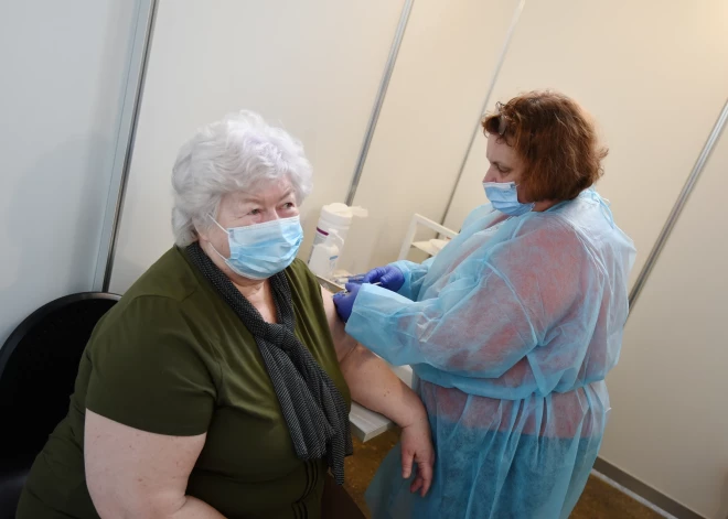 Ar īsziņu starpniecību aicinās seniorus vakcinēties pret Covid-19 un gripu