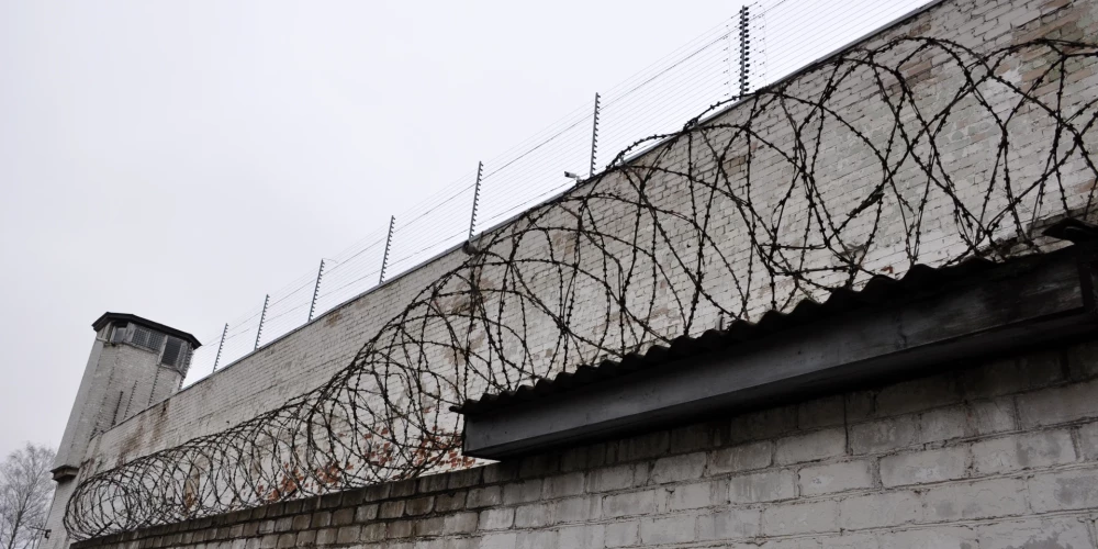 Krievija karot uz Ukrainu nosūtījusi vismaz 15 000 ieslodzīto