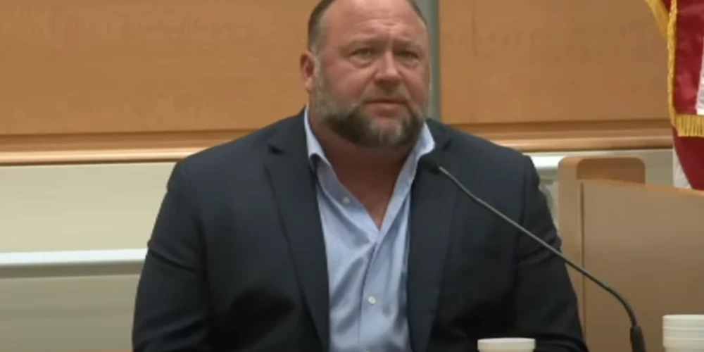 Блогер и владелец ультраправого сайта Infowars Алекс Джонс 