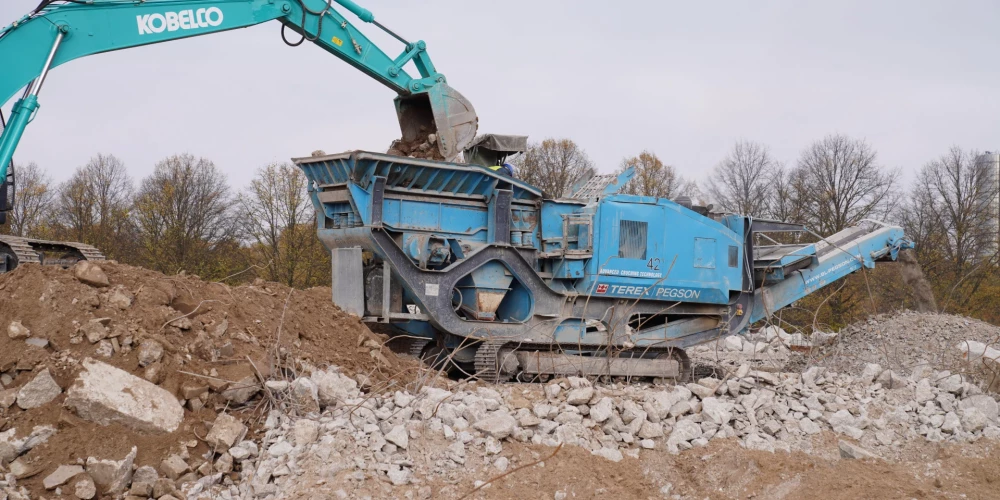 Pārdaugavā turpinās padomju armijai veltītā pieminekļa Pārdaugavā atlieku demontāža, novēroja Jauns.lv.