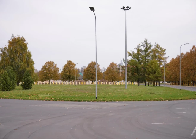 Pārdaugavā pēc padomju armijai veltītā pieminekļa nojaukšanas norit aktīva rosība, novēroja Jauns.lv.