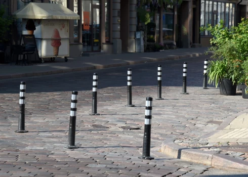 Когда белое - черное, а безопасное - опасно: последние новости из жизни столбиков на улицах Риги