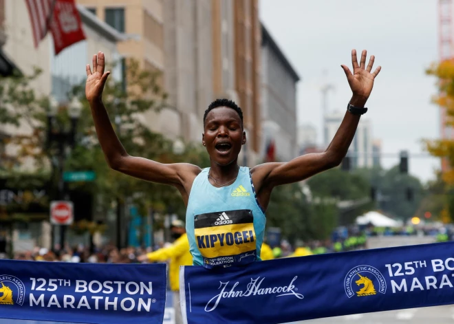 Pērnā gada Bostonas maratona uzvarētāja Kipjokei saņēmusi pagaidu diskvalifikāciju