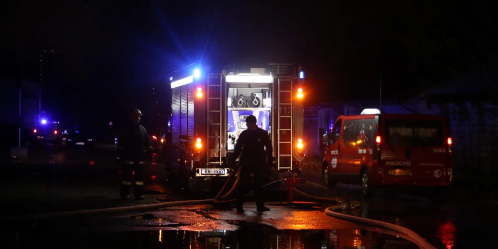 Piektdien ugunsgrēkos cietuši trīs cilvēki; liesmas plosījušās Zaļeniekos, Daugavpilī un Cēsu novadā