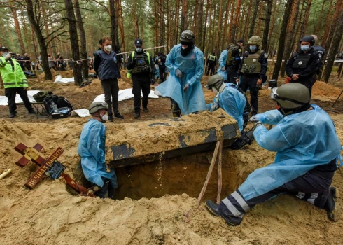 Līdz nāvei nomocīto un aprakto cilvēku līķu ekshumācija Harkivas apgabala Izjumā, Ukrainas ziemeļaustrumos, 2022. gada 16. septembrī.