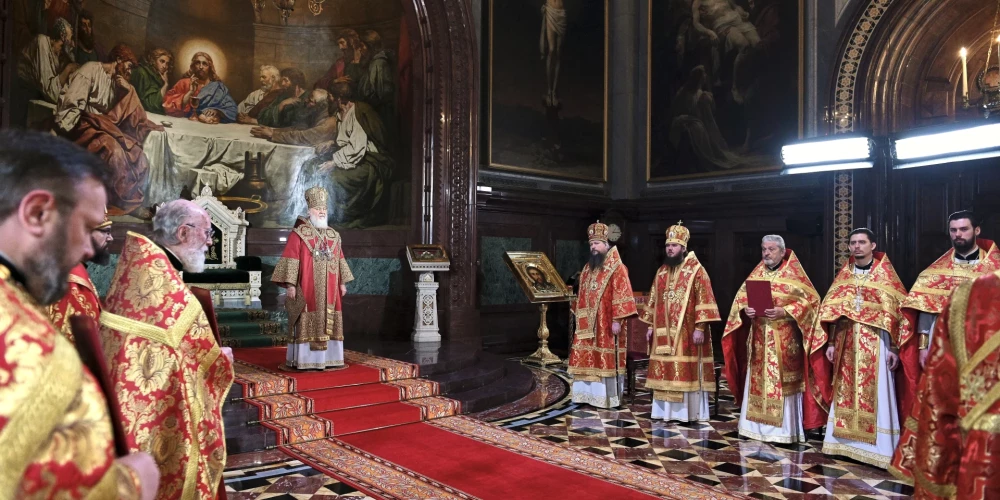 Attēlam ilustratīva nozīme. Krievijas Pareizticīgās Baznīcas patriarhs Kirils, fonā pa kreisi.