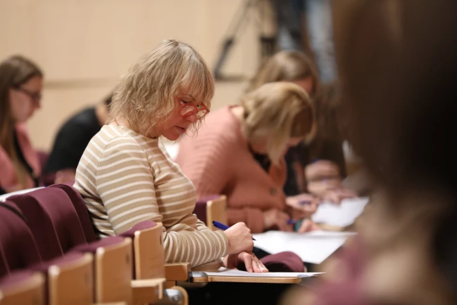 Pasaules diktāts latviešu valodā Latvijas Nacionālās bibliotēkas Ziedoņa zālē.