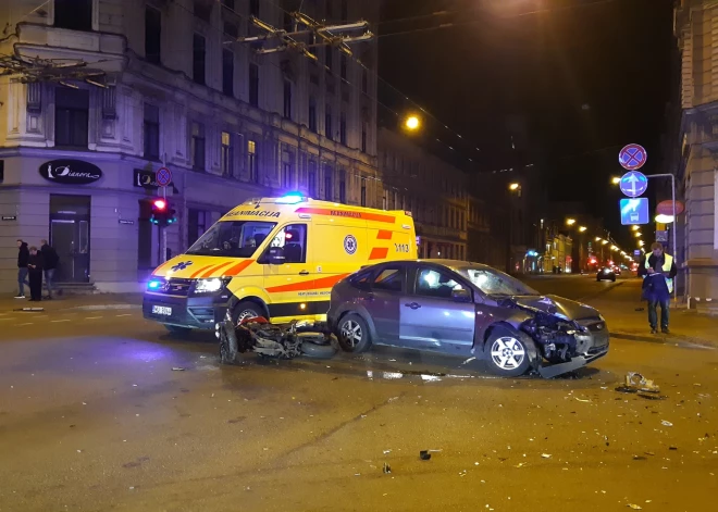 Обломки разбросало в радиусе десяти метров: в ДТП в центре Риги пострадал мотоциклист