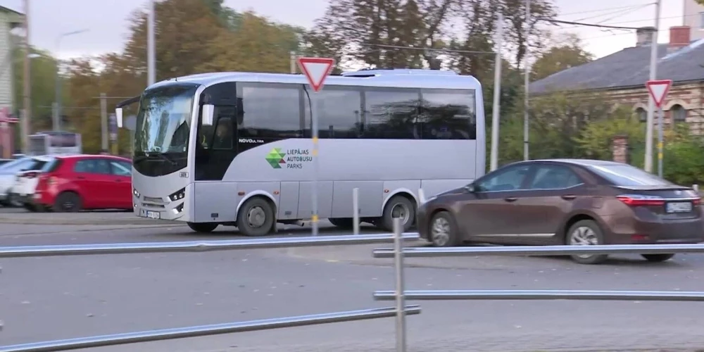 Под Лиепаей сломался автобус Liepājas autobusu parks (LAP), пассажирам никто не помог